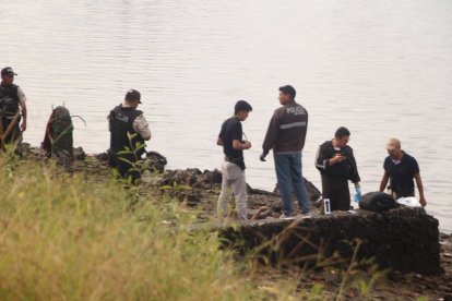 Policías acudieron al sitio para retirar al fallecido. Luego se verificará su identidad.