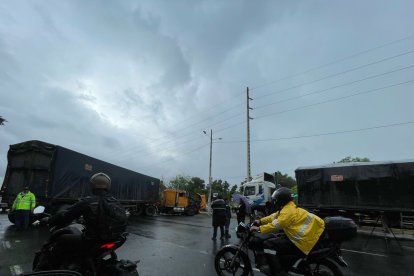 Desperfecto de tráiler ocasionó congestionamiento vehicular.