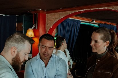 Noboa y Valbonesi junto al conferencista Daniel Habif.