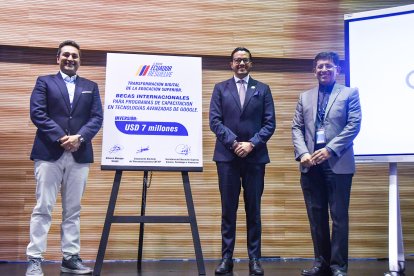 (De izq. a dre.) Gabriel Alvarado, Cesar Vásquez y Vladimir Ibarra luego de la firma del acuerdo