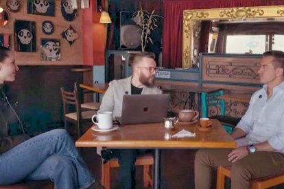 El conferencista Daniel Habif junto al presidente Daniel Noboa y a la primera dama, Lavinia Valbonesi.