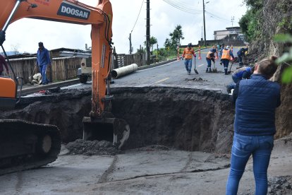 Los trabajos para recuperar la movilidad en la zona se están llevando a cabo. No hay una fecha específica de apertura de la calle.
