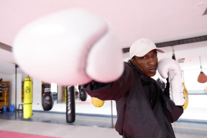 El púgil quiteño, quien además es entrenador en dos centros de la capital, se ha preparado intensamente para el combate de mañana ante El Guerrero Vera.