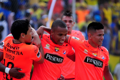 Ely Esterilla (c) junto a Matías Oyola (i) y Wacho Vera en la celebración de su gol con Barcelona SC