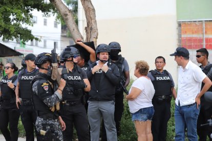John Reimberg, ministro del Interior, lideró el operativo reciente en Socio Vivienda.