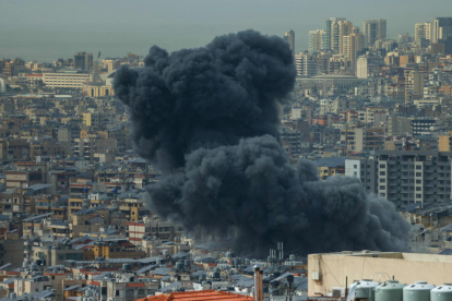 El humo elevándose al cielo luego de los ataques israelíes