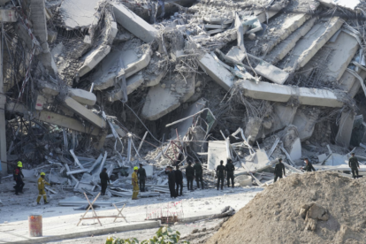 Socorristas en el sitio donde un edificio en construcción se desplomó tras el sismo de magnitud 7,7.