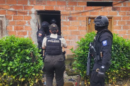 Agentes policiales ejecutaron varios allanamientos en Naranjal y Balao.