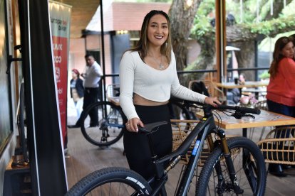 La ciclista de 31 años mostró feliz la bicicleta que llevará con su nuevo equipo: el  guatemalteco Macizo Banrural.