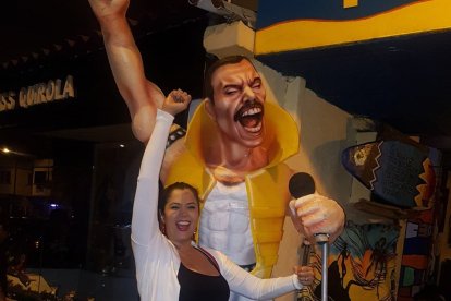 Junto a la imagen de Freddy Mercury, uno de sus cantantes favoritos.