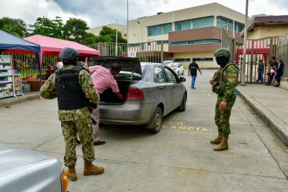 Militares en las instalaciones del Hospital General Monte Sinaí, en Guayaquil.
