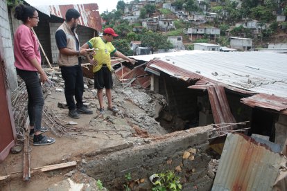 Personal del Municipio de Guayaquil evaluó los daños y entregó kits de ayuda humanitaria.