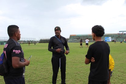 Simón Ruiz, exjugador de El Nacional y la Tri, ahora se dedica a la formación y al apoyo de los nuevos talentos de Esmeraldas.