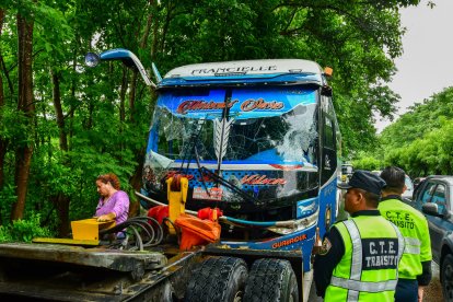 Autoridades de tránsito retiraron el bus de la vía.