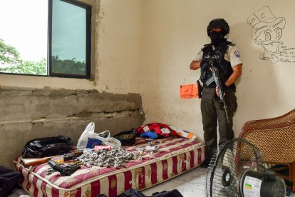 El interior de la vivienda tiene precarias condiciones. Dentro encontraron armas de fuego, municiones, drogas y armas blancas.