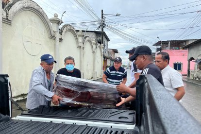 Los féretros fueron donados para cubrir, en parte, los gastos del sepelio, en Salitre, Guayas.