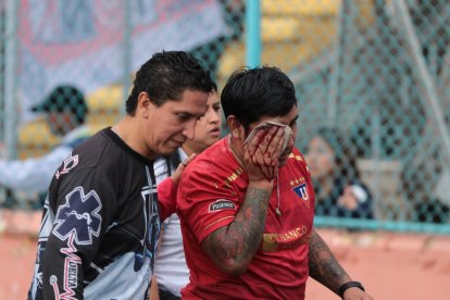 Instantes en que el hincha albo era sacado de las gradas para ser llevado y atendido en un hospital.