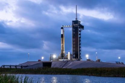 Un cohete SpaceX Falcon 9 y una cápsula Dragon se encuentran en una plataforma de lanzamiento en Florida