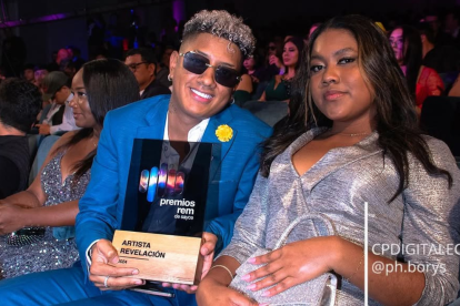 Jombriel y su novia durante la gala de los Premios REM