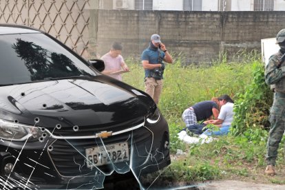 Familiares de Erick Ruiz lloran desconsolados frente a su cadáver.