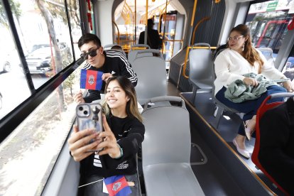 Los usuarios que tomaron el primer trole en funcionamiento disfrutaron el viaje.