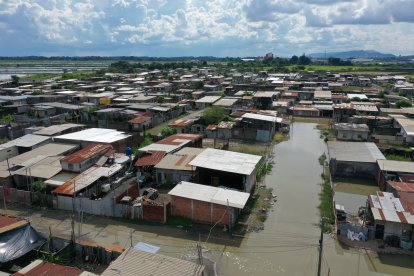 Toma aérea de Fincas Delia, que muestra que el sector permanece inundado por varios días después de las lluvias.