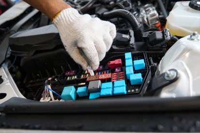 Se debe utilizar guantes de tela o hule para manipular los fusibles.