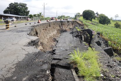 Así luce este tramo de la vía Rocafuerte - Tosagua. Esta situación pone en riesgo a los conductores.