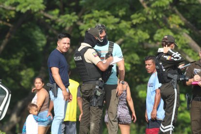 La Policía invesitga el asesinato de las víctimas.