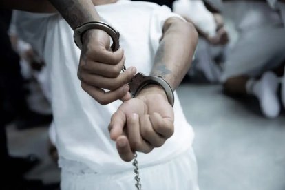 El Centro de Confinamiento del Terrorismo (CECOT) en El Salvador alberga a miles de prisioneros bajo estrictas medidas de seguridad.