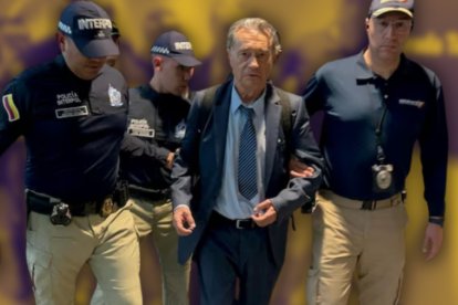 Momento en el que es detenido en el aeropuerto de Bogotá, Colombia.