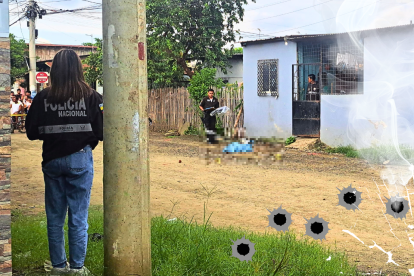 Agentes revisaron el  sitio donde cayó la víctima mortal.