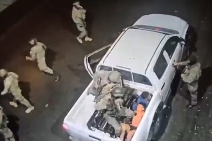 Los menores fueron subidos a las camionetas por militares."