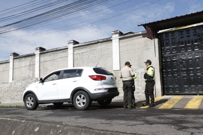 Los policías seguían con las pericias en La Villaflora, sur de Quito, tras el deceso de dos criminales.