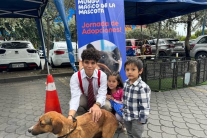 Una familia adopta a un perro anciano en una de las campañas de Mundo Mágico de la Mascota.