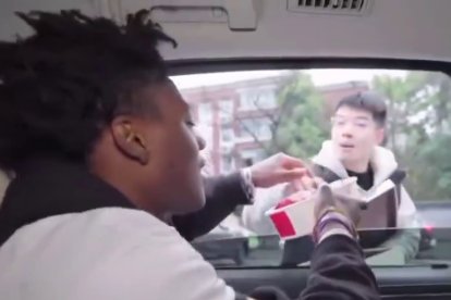 Momento en que uno de los simpatizantes le entrega un regalo a Speed.