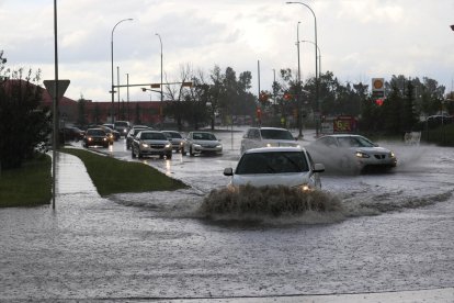 Conductores enfrentando dificultades en calles anegadas por el temporal invernal.