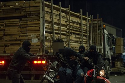 El camión en el que viajaban los trabajadores resultó casi intacto, pese a que también se lo llevaron los asaltantes.