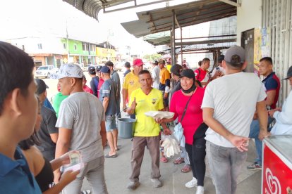 Comerciantes de dulces de la T de Daule hicieron una colecta para funeral de extranjero.