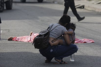 José Balvino Medina Castro, de 34 años, fue asesinado en la segunda etapa de El Recreo. Sus familiares lloran al ver su cuerpo.