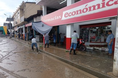 Los propietarios de negocios tuvieron un arduo trabajo para sacar el lodo de sus locales y limpiar las veredas.