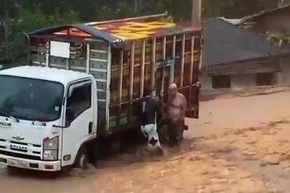 Dos quebradas se desbordaron en el cantón Balsas causando destrozos