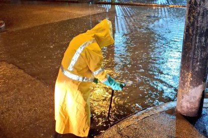 Lluvia en Guayaquil hoy, 3 de abril, dejó calles y sectores anegados.