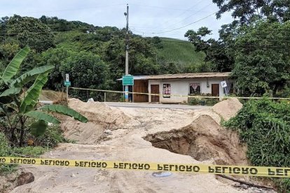 Puentes y vías colapsaron por el aluvión que cayó en Balsas y Marcabelí