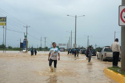 Solo vehículos de carga pesada se arriesgan a cruzar la vía.