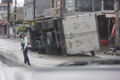 Un camión se volcó en Guayaquil.