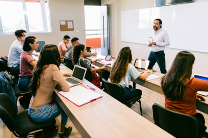 Estudiantes en aula de clases.