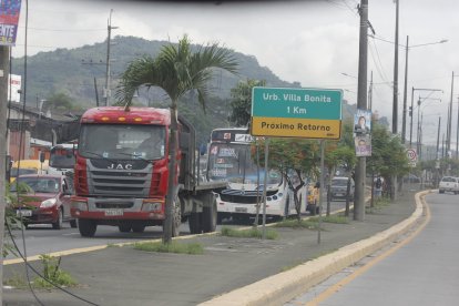 El volcamiento de un tráiler desató el caos vehicular desde muy temprano en la vía a Daule.