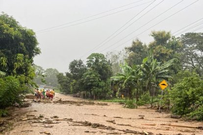 Las intensas lluvias han provocado fuertes bloqueos en las vías de Manabí.