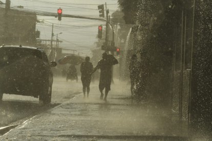Fuerte lluvia cae en Guayaquil este jueves 3 de abril.